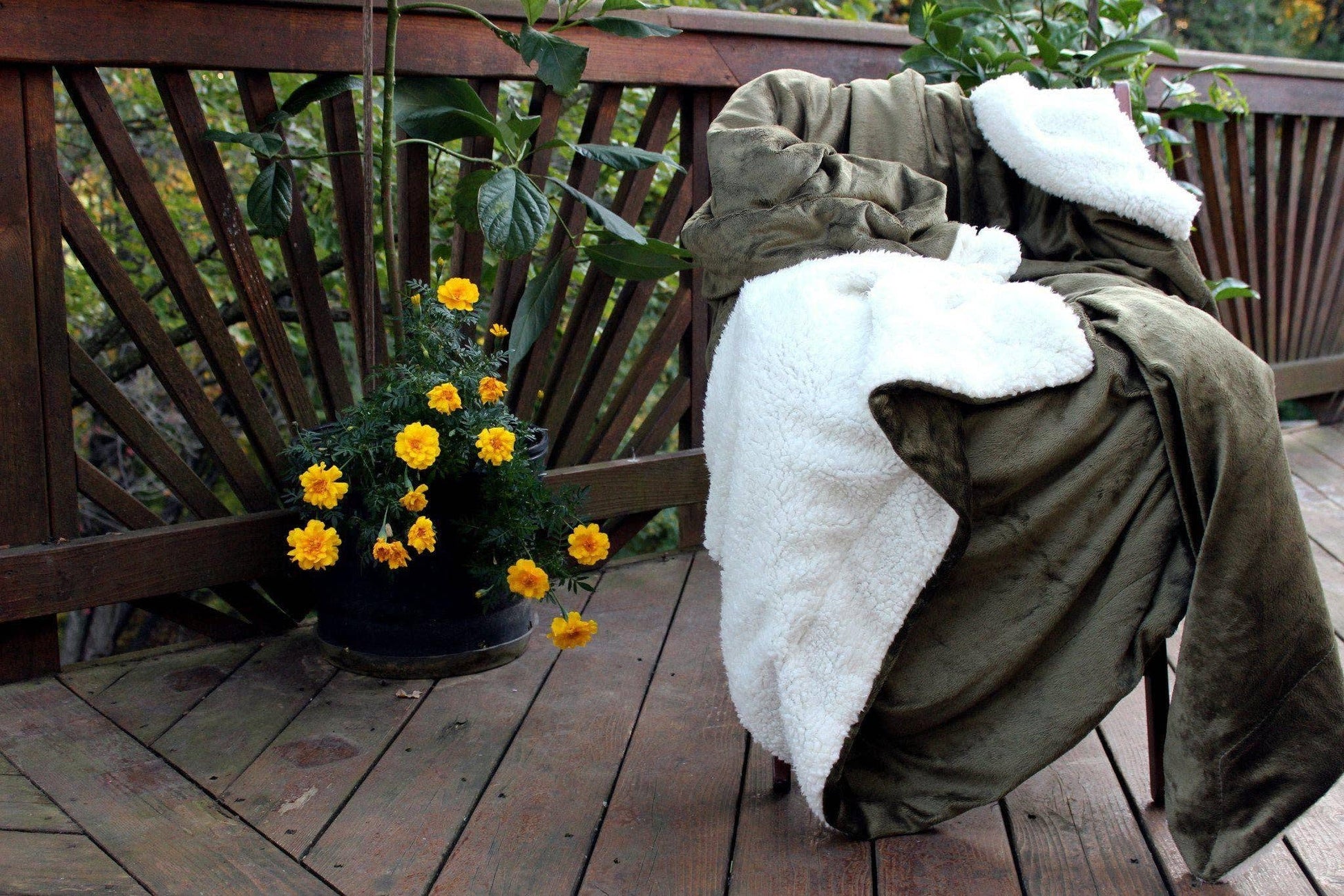 Super Soft Micro Fleece Green Sherpa Throw Blanket